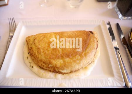 ©PHOTOPQR/LE PARISIEN/Guillaume Georges ; Mont-Saint-Michel ; 20/07/2020 ; le Mont-Saint-Michel (Manche), lundi 20 juillet 2020. Economie. Série d'été sur les restaurants mythiques. Photo: Restaurant 'la mère Poulard', célèbre pour son omelette - Mont Saint Michel, France, juillet 20th 2020 - caractéristiques d'un des restaurants les plus célèbres de France : le Mere Poudlard situé sur le Mont Saint Michel Banque D'Images