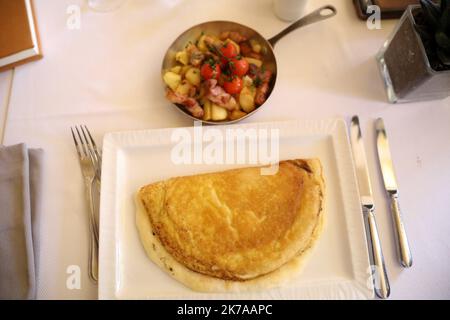 ©PHOTOPQR/LE PARISIEN/Guillaume Georges ; Mont-Saint-Michel ; 20/07/2020 ; le Mont-Saint-Michel (Manche), lundi 20 juillet 2020. Economie. Série d'été sur les restaurants mythiques. Photo: Restaurant 'la mère Poulard', célèbre pour son omelette - Mont Saint Michel, France, juillet 20th 2020 - caractéristiques d'un des restaurants les plus célèbres de France : le Mere Poudlard situé sur le Mont Saint Michel Banque D'Images