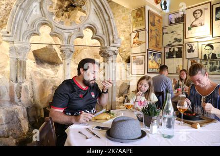 ©PHOTOPQR/LE PARISIEN/Guillaume Georges ; Mont-Saint-Michel ; 20/07/2020 ; le Mont-Saint-Michel (Manche), lundi 20 juillet 2020. Economie. Série d'été sur les restaurants mythiques. Photo: Restaurant 'la mère Poulard', célèbre pour son omelette - Mont Saint Michel, France, juillet 20th 2020 - caractéristiques d'un des restaurants les plus célèbres de France : le Mere Poudlard situé sur le Mont Saint Michel Banque D'Images