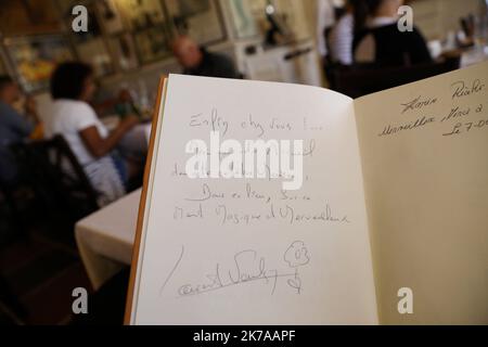 ©PHOTOPQR/LE PARISIEN/Guillaume Georges ; Mont-Saint-Michel ; 20/07/2020 ; le Mont-Saint-Michel (Manche), lundi 20 juillet 2020. Economie. Série d'été sur les restaurants mythiques. Photo: Restaurant 'la mère Poulard', célèbre pour son omelette. Photo: livre d'or signé par le chanteur Laurent Voulzy - Mont Saint Michel, France, juillet 20th 2020 - caractéristiques d'un des restaurants les plus célèbres de France : le simple Poudlard situé sur le Mont Saint Michel Banque D'Images