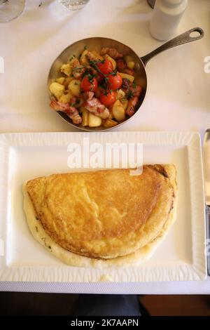 ©PHOTOPQR/LE PARISIEN/Guillaume Georges ; Mont-Saint-Michel ; 20/07/2020 ; le Mont-Saint-Michel (Manche), lundi 20 juillet 2020. Economie. Série d'été sur les restaurants mythiques. Photo: Restaurant 'la mère Poulard', célèbre pour son omelette - Mont Saint Michel, France, juillet 20th 2020 - caractéristiques d'un des restaurants les plus célèbres de France : le Mere Poudlard situé sur le Mont Saint Michel Banque D'Images