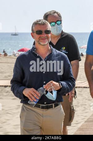 Â©PHOTOPQR/L'INDÉPENDANT/CLEMTZ MICHEL ; PERPIGNAN ; 28/07/2020 ; PERPIGNAN LE 28 JUILLET 2020 / ECONOMIE ET TOURISME / LE NOUVEAU MAIRE DE CANET EN ROUSSILLON STEPHANE LODA VISITE LES CLUBS DE PLAGE SUR LE THÈME DU CORONAVIRUS ET DU TOURISME - 2020/07/28. Sud de la France, plage de Canet en Roussillon. Banque D'Images