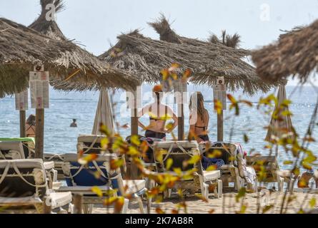 Â©PHOTOPQR/L'INDÉPENDANT/CLEMTZ MICHEL ; PERPIGNAN ; 28/07/2020 ; PERPIGNAN LE 28 JUILLET 2020 / ECONOMIE ET TOURISME / LE NOUVEAU MAIRE DE CANET EN ROUSSILLON STEPHANE LODA VISITE LES CLUBS DE PLAGE SUR LE THÈME DU CORONAVIRUS ET DU TOURISME - 2020/07/28. Sud de la France, plage de Canet en Roussillon. Banque D'Images