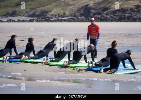 ©PHOTOPQR/VOIX DU NORD/Johan BEN AZZOUZ ; 28/07/2020 ; Equihen-Plage, le 28 juillet 2020. Ecole de surf à Equihen-Plage. PHOTO JOHAN BEN AZZOUZ LA VOIX DU NORD - 2020/07/28. École de surf à Equihen-Plage, France. Banque D'Images