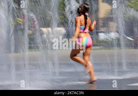 ©PHOTOPQR/l'ALSACE/Vanessa MEYER ; Colmar ; 31/07/2020 ; en période de forte chaleur, les enfants sont nombreux à enfiler leur maillot de bain pour s'amser à courir sous la fontaine de jets d'eau de la place du champ de mars. HeatWave à Colmar sur 31 juillet 2020 Banque D'Images