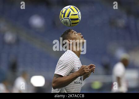 ©Sébastien Muylaert/MAXPPP - Thiago Silva de Paris Saint-Germain se réchauffe avant le match final de la coupe de la Ligue française (coupe de France) entre Paris Saint-Germain et l'Olympique Lyonnais au Stade de France à Paris, France. 31.07.202 Banque D'Images