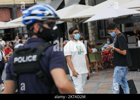 ©PHOTOPQR/VOIX DU NORD/Thierry THOREL ; 04/08/2020 ; CONTROLE MASQUE LILLE - obligatoire depuis le 3 aout , le port du maque est le par les forces de l'ordre avec quelques verbalisations - le 4 aout 2020 - A Lille - photo : THIERRY THOREL / la voix du Nord - Lille, France, août 4th 2020 - alors que la pandémie de Covid-19 s'élève en France, les gens doivent porter des masques dans le centre de Lille. Banque D'Images