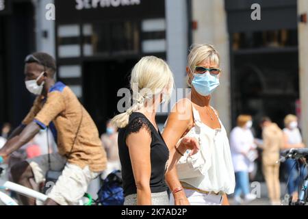 ©PHOTOPQR/VOIX DU NORD/Thierry THOREL ; 04/08/2020 ; CONTROLE MASQUE LILLE - obligatoire depuis le 3 aout , le port du maque est le par les forces de l'ordre avec quelques verbalisations - le 4 aout 2020 - A Lille - photo : THIERRY THOREL / la voix du Nord - Lille, France, août 4th 2020 - alors que la pandémie de Covid-19 s'élève en France, les gens doivent porter des masques dans le centre de Lille. Banque D'Images