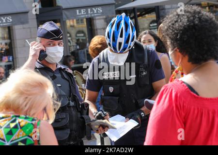 ©PHOTOPQR/VOIX DU NORD/Thierry THOREL ; 04/08/2020 ; CONTROLE MASQUE LILLE - obligatoire depuis le 3 aout , le port du maque est le par les forces de l'ordre avec quelques verbalisations - le 4 aout 2020 - A Lille - photo : THIERRY THOREL / la voix du Nord - Lille, France, août 4th 2020 - alors que la pandémie de Covid-19 s'élève en France, les gens doivent porter des masques dans le centre de Lille. Banque D'Images