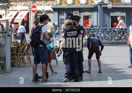 ©PHOTOPQR/VOIX DU NORD/Thierry THOREL ; 04/08/2020 ; CONTROLE MASQUE LILLE - obligatoire depuis le 3 aout , le port du maque est le par les forces de l'ordre avec quelques verbalisations - le 4 aout 2020 - A Lille - photo : THIERRY THOREL / la voix du Nord - Lille, France, août 4th 2020 - alors que la pandémie de Covid-19 s'élève en France, les gens doivent porter des masques dans le centre de Lille. Banque D'Images