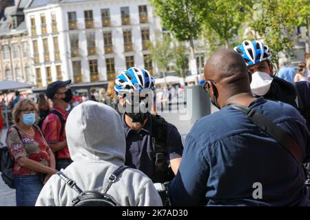 ©PHOTOPQR/VOIX DU NORD/Thierry THOREL ; 04/08/2020 ; CONTROLE MASQUE LILLE - obligatoire depuis le 3 aout , le port du maque est le par les forces de l'ordre avec quelques verbalisations - le 4 aout 2020 - A Lille - photo : THIERRY THOREL / la voix du Nord - Lille, France, août 4th 2020 - alors que la pandémie de Covid-19 s'élève en France, les gens doivent porter des masques dans le centre de Lille. Banque D'Images