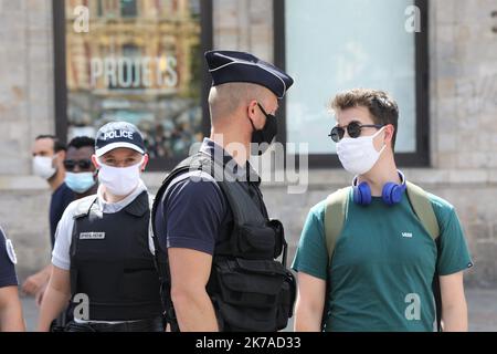 ©PHOTOPQR/VOIX DU NORD/Thierry THOREL ; 04/08/2020 ; CONTROLE MASQUE LILLE - obligatoire depuis le 3 aout , le port du maque est le par les forces de l'ordre avec quelques verbalisations - le 4 aout 2020 - A Lille - photo : THIERRY THOREL / la voix du Nord - Lille, France, août 4th 2020 - alors que la pandémie de Covid-19 s'élève en France, les gens doivent porter des masques dans le centre de Lille. Banque D'Images