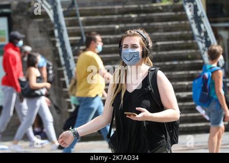 ©PHOTOPQR/VOIX DU NORD/Thierry THOREL ; 04/08/2020 ; CONTROLE MASQUE LILLE - obligatoire depuis le 3 aout , le port du maque est le par les forces de l'ordre avec quelques verbalisations - le 4 aout 2020 - A Lille - photo : THIERRY THOREL / la voix du Nord - Lille, France, août 4th 2020 - alors que la pandémie de Covid-19 s'élève en France, les gens doivent porter des masques dans le centre de Lille. Banque D'Images