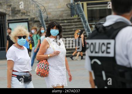 ©PHOTOPQR/VOIX DU NORD/Thierry THOREL ; 04/08/2020 ; CONTROLE MASQUE LILLE - obligatoire depuis le 3 aout , le port du maque est le par les forces de l'ordre avec quelques verbalisations - le 4 aout 2020 - A Lille - photo : THIERRY THOREL / la voix du Nord - Lille, France, août 4th 2020 - alors que la pandémie de Covid-19 s'élève en France, les gens doivent porter des masques dans le centre de Lille. Banque D'Images