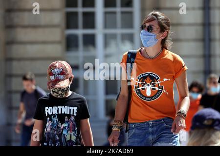 ©PHOTOPQR/L'EST REPUBLICAIN/ALEXANDRE MARCHI ; NANCY ; 05/08/2020 ; SANTE - CRISE SANITAIRE - EPIDEMIE DE COVID 19 - CORONAVIRUS - ARRETE PRÉFECTORAL - PORT DU MASQUE OBLIGATOIRE - PROTECTION - MASQUE CHIRURGICALE. Nancy 5 août 2020. Des personnes ont des masques chirurgicaux de protection, dans le centre ville de Nancy, sur la place Stanislas. Après avoir reçu une augmentation du taux d'incidence de Covid-19 sur le territoire de la Métropole du Grand Nancy par les autorités sanitaires, le préfet de Meurthe-et-Moselle a pris un accord pour rendre obligatoire le port du masque de prot Banque D'Images