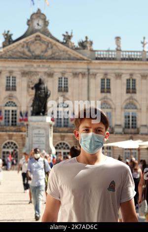 ©PHOTOPQR/L'EST REPUBLICAIN/ALEXANDRE MARCHI ; NANCY ; 05/08/2020 ; SANTE - CRISE SANITAIRE - EPIDEMIE DE COVID 19 - CORONAVIRUS - ARRETE PRÉFECTORAL - PORT DU MASQUE OBLIGATOIRE - PROTECTION - MASQUE CHIRURGICALE. Nancy 5 août 2020. Une personne porte un masque chirurgical de protection, dans le centre ville de Nancy, sur la place Stanislas. Après avoir reçu une augmentation du taux d'incidence de Covid-19 sur le territoire de la Métropole du Grand Nancy par les autorités sanitaires, le préfet de Meurthe-et-Moselle a pris un accord pour rendre obligatoire le port du masque de protection Banque D'Images