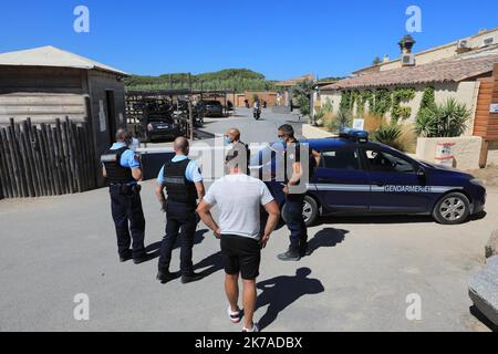 ©PHOTOPQR/NICE MATIN/Franz Chavaroche ; RAMATUELLE ; 06/08/2020 ; REPORTAGE - COVID 21 - PLAGE DE MOOREA Ramatuelle, France, août 6th 2020 - pandémie Covid-19. Deux établissements de plage de Ramatuelle, Verde et Moorea, ont fait l'objet d'une fermeture administrative. Par décret préfectoral, la brigade de gendarmerie de Saint-Tropez et la police municipale de Ramatuelle ont procédé à la fermeture de ces deux structures côtières situées sur le sable de Pampelonne. Raison mise de l'avant: Le non-respect des gestes de barrière dans cette période post-déconditionnement. Banque D'Images