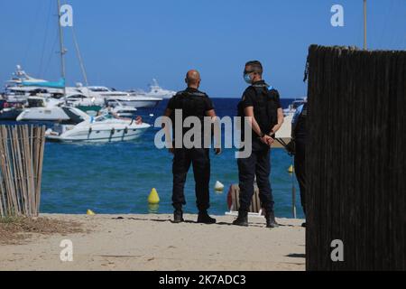 ©PHOTOPQR/NICE MATIN/Franz Chavaroche ; RAMATUELLE ; 06/08/2020 ; REPORTAGE - COVID 21 - PLAGE DE MOOREA Ramatuelle, France, août 6th 2020 - pandémie Covid-19. Deux établissements de plage de Ramatuelle, Verde et Moorea, ont fait l'objet d'une fermeture administrative. Par décret préfectoral, la brigade de gendarmerie de Saint-Tropez et la police municipale de Ramatuelle ont procédé à la fermeture de ces deux structures côtières situées sur le sable de Pampelonne. Raison mise de l'avant: Le non-respect des gestes de barrière dans cette période post-déconditionnement. Banque D'Images