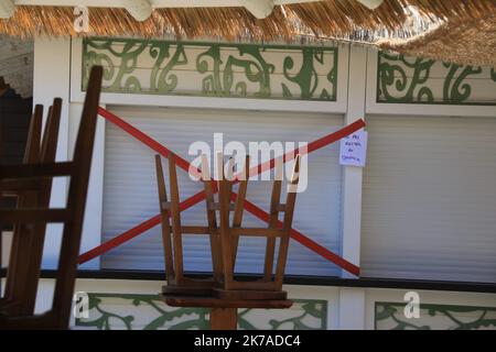 ©PHOTOPQR/NICE MATIN/Franz Chavaroche ; RAMATUELLE ; 06/08/2020 ; REPORTAGE - COVID 21 - PLAGE DE MOOREA Ramatuelle, France, août 6th 2020 - pandémie Covid-19. Deux établissements de plage de Ramatuelle, Verde et Moorea, ont fait l'objet d'une fermeture administrative. Par décret préfectoral, la brigade de gendarmerie de Saint-Tropez et la police municipale de Ramatuelle ont procédé à la fermeture de ces deux structures côtières situées sur le sable de Pampelonne. Raison mise de l'avant: Le non-respect des gestes de barrière dans cette période post-déconditionnement. Banque D'Images