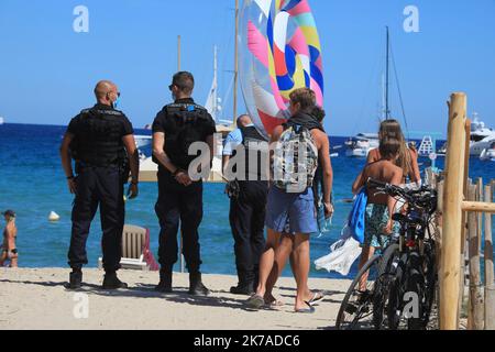 ©PHOTOPQR/NICE MATIN/Franz Chavaroche ; RAMATUELLE ; 06/08/2020 ; REPORTAGE - COVID 21 - PLAGE DE MOOREA Ramatuelle, France, août 6th 2020 - pandémie Covid-19. Deux établissements de plage de Ramatuelle, Verde et Moorea, ont fait l'objet d'une fermeture administrative. Par décret préfectoral, la brigade de gendarmerie de Saint-Tropez et la police municipale de Ramatuelle ont procédé à la fermeture de ces deux structures côtières situées sur le sable de Pampelonne. Raison mise de l'avant: Le non-respect des gestes de barrière dans cette période post-déconditionnement. Banque D'Images