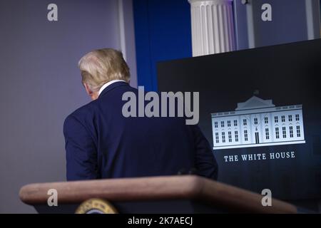 STEFANIE REYNOLDS/UPI/MAXPPP - le président Donald Trump est brièvement retiré de la salle d'information de la Maison Blanche par un agent du Service secret américain lors d'une conférence de presse à Washington, DC, lundi, 10 août 2020. Photo par Stefani Reynolds/UPI Banque D'Images