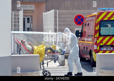 ©PHOTOPQR/LE MIDI LIBRE/MICHAEL ESDOURRUBAITH ; MONTPELLIER ; 11/08/2020 ; HOPITAL LAPEYRONIE ILLUSTRATION MALADE DU COVID 19 CORONAVIRUS POMPIERS AMBULANCE DU SAMU SARCOPHAGE - Montpellier, France, août 11th 2020 - de plus en plus de personnes sont à nouveau infectées par le covid-19 en France Banque D'Images