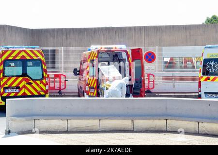 ©PHOTOPQR/LE MIDI LIBRE/MICHAEL ESDOURRUBAITH ; MONTPELLIER ; 11/08/2020 ; HOPITAL LAPEYRONIE ILLUSTRATION MALADE DU COVID 19 CORONAVIRUS POMPIERS AMBULANCE DU SAMU SARCOPHAGE - Montpellier, France, août 11th 2020 - de plus en plus de personnes sont à nouveau infectées par le covid-19 en France Banque D'Images