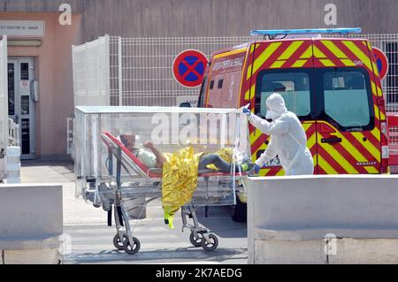 ©PHOTOPQR/LE MIDI LIBRE/MICHAEL ESDOURRUBAITH ; MONTPELLIER ; 11/08/2020 ; HOPITAL LAPEYRONIE ILLUSTRATION MALADE DU COVID 19 CORONAVIRUS POMPIERS AMBULANCE DU SAMU SARCOPHAGE - Montpellier, France, août 11th 2020 - de plus en plus de personnes sont à nouveau infectées par le covid-19 en France Banque D'Images