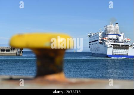 ©PHOTOPQR/LE TÉLÉGRAMME/NICOLAS CREACH ; ; ; 31/07/2020 ; PHOTO NICOLAS CREACH / LE TÉLÉGRAMME. Roscoff ( 29 ) Britany Ferries LE 14082020 les derniers parties des bateaux de la Britany Ferries vers l'Angleterre avant la mise en place d'une quatordaine pour toutes les personnes entrant sur le territoire britannique qui commencent à partir de la partie du Samedi 15 Aout à 6 H du matin. Départ de Britany Ferries en Angleterre les personnes entrant en territoire britannique à partir de samedi 15 août à 6 heures seront dans la quinzaine. Roscoff sur 14 août 2020 Banque D'Images