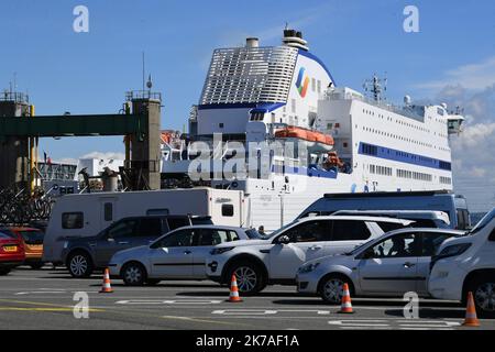 ©PHOTOPQR/LE TÉLÉGRAMME/NICOLAS CREACH ; ; ; 31/07/2020 ; PHOTO NICOLAS CREACH / LE TÉLÉGRAMME. Roscoff ( 29 ) Britany Ferries LE 14082020 les derniers parties des bateaux de la Britany Ferries vers l'Angleterre avant la mise en place d'une quatordaine pour toutes les personnes entrant sur le territoire britannique qui commencent à partir de la partie du Samedi 15 Aout à 6 H du matin. Départ de Britany Ferries en Angleterre les personnes entrant en territoire britannique à partir de samedi 15 août à 6 heures seront dans la quinzaine. Roscoff sur 14 août 2020 Banque D'Images