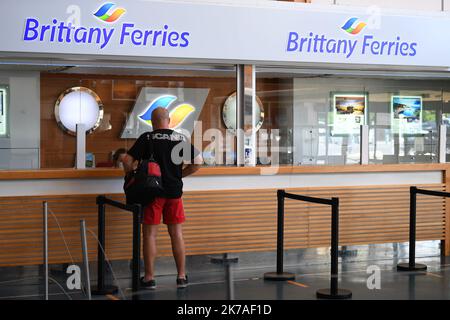 ©PHOTOPQR/LE TÉLÉGRAMME/NICOLAS CREACH ; ; ; 31/07/2020 ; PHOTO NICOLAS CREACH / LE TÉLÉGRAMME. Roscoff ( 29 ) Britany Ferries LE 14082020 les derniers parties des bateaux de la Britany Ferries vers l'Angleterre avant la mise en place d'une quatordaine pour toutes les personnes entrant sur le territoire britannique qui commencent à partir de la partie du Samedi 15 Aout à 6 H du matin. Départ de Britany Ferries en Angleterre les personnes entrant en territoire britannique à partir de samedi 15 août à 6 heures seront dans la quinzaine. Roscoff sur 14 août 2020 Banque D'Images