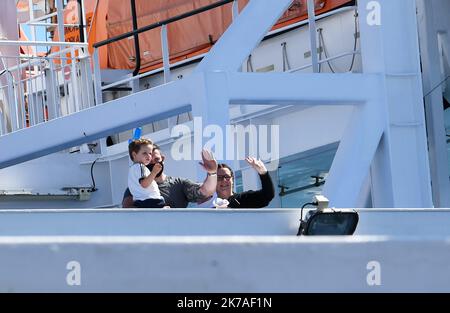 ©PHOTOPQR/LE TÉLÉGRAMME/NICOLAS CREACH ; ; ; 31/07/2020 ; PHOTO NICOLAS CREACH / LE TÉLÉGRAMME. Roscoff ( 29 ) Britany Ferries LE 14082020 les derniers parties des bateaux de la Britany Ferries vers l'Angleterre avant la mise en place d'une quatordaine pour toutes les personnes entrant sur le territoire britannique qui commencent à partir de la partie du Samedi 15 Aout à 6 H du matin. Départ de Britany Ferries en Angleterre les personnes entrant en territoire britannique à partir de samedi 15 août à 6 heures seront dans la quinzaine. Roscoff sur 14 août 2020 Banque D'Images