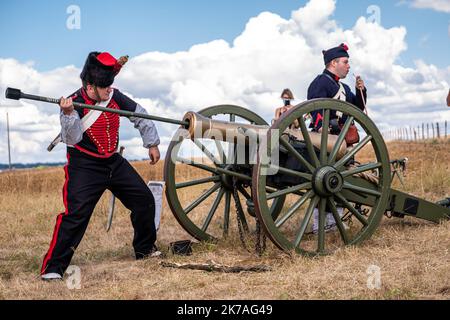 Arnaud BEINAT/Maxppp. 2020/08/16. Gravelotte, Moselle, France. Pour ajouter les 150 ans de la bataille de Gravelotte en 1870, l'association des arquebusiers de l'est à nouveau un bivouac et les combats de l'époque. Messieurs de fusil, Messieurs de canon, garant de soldats en uniforme de la Garde Impériale, de chasseurs, d'artilleurs, etc Deux femmes representaient les infirmères et les cantinières de l'époque. This Constitution avait lieu dans le musée de l'annexe et non loin d'une maison où séjourna l'empereur Napoléon III dans la nuit du 15 au 16 août 1870. Banque D'Images