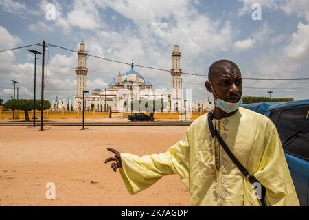 ©Sadak Souici / le Pictorium/MAXPPP - Sadak Souici / le Pictorium - 18/08/2020 - Sénégal - un mouride devant la Grande mosquee Voir Diourbel. / 18/08/2020 - Sénégal - un mouride devant la Grande Mosquée Voir Diourbel. Banque D'Images