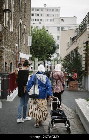 ©PHOTOPQR/LE PARISIEN/ARNAUD DUMONTIER ; Paris ; 19/08/2020 ; Paris 13ème arrondissement, le centre de distribution alimentaire Saint-Hippolyte vote comme sa distribution augmenter de 20% du la caisse du Covid. © Arnaud Dumontier pour le parisien - Paris, France, août 19th 2020 - le coronavirus a augmenté sa précarité. Les distributions d'aide alimentaire ont augmenté de 20 % au centre de Saint Hippolyte Banque D'Images