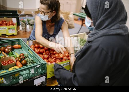 ©PHOTOPQR/LE PARISIEN/ARNAUD DUMONTIER ; Paris ; 19/08/2020 ; Paris 13ème arrondissement, le centre de distribution alimentaire Saint-Hippolyte vote comme sa distribution augmenter de 20% du la caisse du Covid. © Arnaud Dumontier pour le parisien - Paris, France, août 19th 2020 - le coronavirus a augmenté sa précarité. Les distributions d'aide alimentaire ont augmenté de 20 % au centre de Saint Hippolyte Banque D'Images