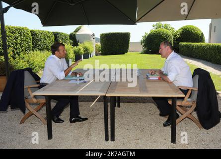 ©PHOTOPQR/NICE MATIN/LAURENT MARTINAT ; ; 21/08/2020 ; VISITE DU PM JEAN CASTEX au FORT DE BREGANÇON AVEC LE PR EMMANUEL MACRON SUR LA TERRASSE DES CANONS DU FORT fort de Bregançon, France, août 21st 2020 - pendant les vacances gouvernementales, le président français Emmanuel Macron rencontre son Premier ministre Jean Castex sur les questions nationales Banque D'Images