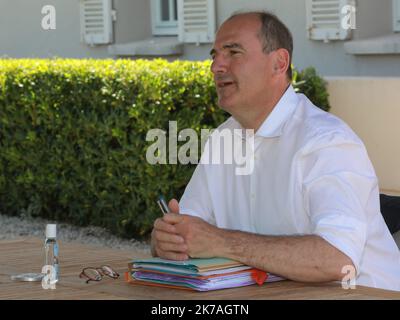 ©PHOTOPQR/NICE MATIN/LAURENT MARTINAT ; ; 21/08/2020 ; VISITE DU PM JEAN CASTEX au FORT DE BREGANÇON AVEC LE PR EMMANUELMACRON SUR LA TERRASSE DES CANONS DU FORT fort de Bregançon, France, août 21st 2020 - pendant les vacances gouvernementales, le président français EmmanuelMacron rencontre son Premier ministre Jean Castex sur des questions nationales Banque D'Images