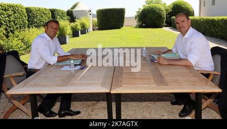 ©PHOTOPQR/NICE MATIN/LAURENT MARTINAT ; ; 21/08/2020 ; VISITE DU PM JEAN CASTEX au FORT DE BREGANÇON AVEC LE PR EMMANUEL MACRON SUR LA TERRASSE DES CANONS DU FORT fort de Bregançon, France, août 21st 2020 - pendant les vacances gouvernementales, le président français Emmanuel Macron rencontre son Premier ministre Jean Castex sur les questions nationales Banque D'Images