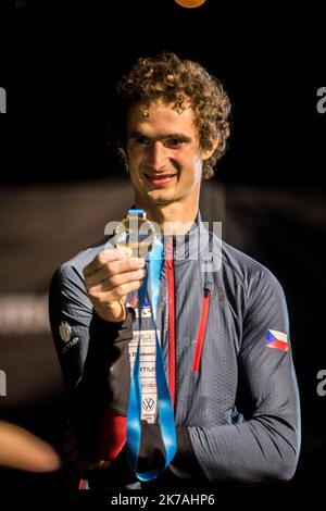 ©Michael Bunel / le Pictorium / MAXPPP - Michael Bunel / le Pictorium - 22/08/2020 - France / Provence-Alpes-Côte d'Azur / Briançon - Medaille d'Or pour Adam Ondra, (république tcheck), meilleur grimpeur mondial, qui remporte la finale des chamndifficulté du monde d'escape. L'etape de Briançon est la seule principale du mondial. Les autres ont ete annule en raison de la pandemie du Covid-19. 22 aout 2020. Briançon, France. / 22/08/2020 - France / Provence-Alpes-Côte d'Azur / Briançon - Médaille d'or pour Adam Ondra, (République Tchèque), meilleur grimpeur au monde, qui remporte la finale Banque D'Images