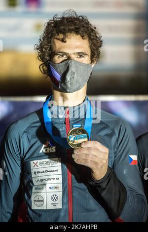 ©Michael Bunel / le Pictorium / MAXPPP - Michael Bunel / le Pictorium - 22/08/2020 - France / Provence-Alpes-Côte d'Azur / Briançon - Medaille d'Or pour Adam Ondra, (république tcheck), meilleur grimpeur mondial, qui remporte la finale des chamndifficulté du monde d'escape. L'etape de Briançon est la seule principale du mondial. Les autres ont ete annule en raison de la pandemie du Covid-19. 22 aout 2020. Briançon, France. / 22/08/2020 - France / Provence-Alpes-Côte d'Azur / Briançon - Médaille d'or pour Adam Ondra, (République Tchèque), meilleur grimpeur au monde, qui remporte la finale Banque D'Images