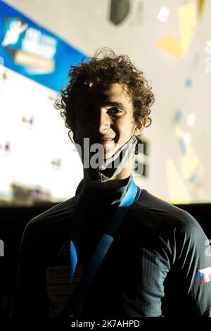 ©Michael Bunel / le Pictorium / MAXPPP - Michael Bunel / le Pictorium - 22/08/2020 - France / Provence-Alpes-Côte d'Azur / Briançon - Medaille d'Or pour Adam Ondra, (république tcheck), meilleur grimpeur mondial, qui remporte la finale des chamndifficulté du monde d'escape. L'etape de Briançon est la seule principale du mondial. Les autres ont ete annule en raison de la pandemie du Covid-19. 22 aout 2020. Briançon, France. / 22/08/2020 - France / Provence-Alpes-Côte d'Azur / Briançon - Médaille d'or pour Adam Ondra, (République Tchèque), meilleur grimpeur au monde, qui remporte la finale Banque D'Images