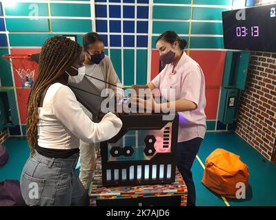 ©PHOTOPQR/LE PARISIEN/Valentine ROUSSEAU ; ; 10/08/2020 ; Escape game L.A. Confidentiel, chez Lock Academy, 131 bd Sébastopol (IIe), le 3 août. Une cause du Covid, le masque est obligatoire dans toutes les salles, et après que le passage d'équipe, le personnel réseau les salles et les objets manipulés. - Paris, France, août 10th 2020 - look academy Covid-19 jeu d'évasion Banque D'Images