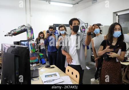 ©PHOTOPQR/LA PROVENCE/VALERIE VREL ; Marseille ; 29/08/2020 ; MOUNIR AYACH, artiste résédant à la Friche de la Belle de Mai, dans le cadre de l'ouverture des ateliers pour l'exposition européenne MANIFESTE 2020, sur le thème de la maison. Ici la préparation d'une pièce dans son atelier. Marseille; 08/29/2020; l'exposition européenne MANIFESTE 2020, sur le thème de la maison. Ici, le site de la Friche Belle de Mai a été investi pour ce grand événement artistique européen, qui donne la fierté de place à la création artistique contemporaine. Malgré la crise de COVID19, la manifestation a pu être principale Banque D'Images