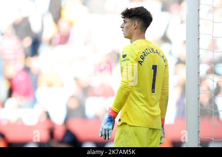 Birmingham, Royaume-Uni. 16th octobre 2022. Kepa Arrizabalaga, gardien de but de Chelsea, regarde dessus. Match Premier League, Aston Villa v Chelsea à Villa Park à Birmingham le dimanche 16th octobre 2022. Cette image ne peut être utilisée qu'à des fins éditoriales. Utilisation éditoriale uniquement, licence requise pour une utilisation commerciale. Aucune utilisation dans les Paris, les jeux ou les publications d'un seul club/ligue/joueur. photo par Andrew Orchard/Andrew Orchard sports photographie/Alamy Live News crédit: Andrew Orchard sports photographie/Alamy Live News Banque D'Images