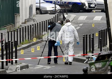 ©PHOTOPQR/l'est REPUBLICAIN ; 02/09/2020 - la France rouvrira l'un des pires chapitres de son histoire récente cette semaine quand plus d'une douzaine de personnes seront jugés pour avoir aidé des terroristes djihadistes à massacrer le personnel du magazine satirique Charlie Hebdo. FICHIERS TERRORISME - ATTENTAT - JOURNAL - PRESSE - CHARLIE HEBDO - POLICE SECURITE INTERIEURE - VIGIPIRATE. Paris 7 janvier 2015. Enquête de la police technique et scientifique après l'attaque terrorisiste au journal hebdomadaire satirique CHARLIE HEBDO qui a fait 12 morts ce matin au 10 rue Nicolas appert dans le 11ème arrondissement Banque D'Images