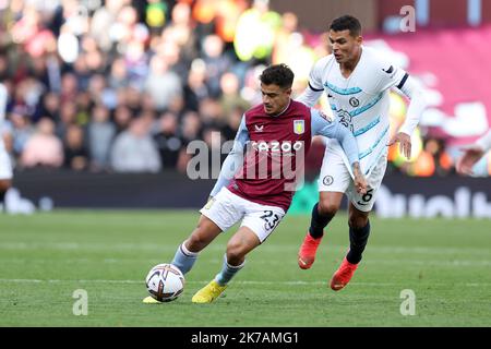 Philippe Coutinho de Aston Villa (l) détient Thiago Silva de Chelsea (r). Match Premier League, Aston Villa v Chelsea à Villa Park à Birmingham le dimanche 16th octobre 2022. Cette image ne peut être utilisée qu'à des fins éditoriales. Utilisation éditoriale uniquement, licence requise pour une utilisation commerciale. Aucune utilisation dans les Paris, les jeux ou les publications d'un seul club/ligue/joueur. photo par Andrew Orchard/Andrew Orchard sports photographie/Alamy Live news Banque D'Images