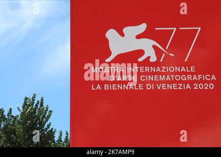 ©Pierre Teyssot/MAXPPP ; arrivées et tapis rouge avant la cérémonie d'ouverture du Festival du film de Venise 77th au Lido à Venise, Italie sur 2 septembre 2020. Logo du Festival en face du ciel © Pierre Teyssot / Maxppp Banque D'Images