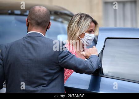 ©Julien Mattia / le Pictorium / MAXPPP - Julien Mattia / le Pictorium - 03/09/2020 - France / Ile-de-France / Paris - Mme Barbara POMPILI, ministre de la transition écologique en sortie du Conseil des ministres du 03 septembre 2020. / 03/09/2020 - France / Ile-de-France (région) / Paris - Mme Barbara POMPILI, ministre de la transition écologique, en quittant le Conseil des ministres sur 03 septembre 2020. Banque D'Images