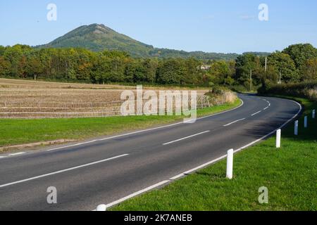 Vue sur la colline de Wrekin près de Telford dans le Shropshire Royaume-Uni surplombant les champs ruraux avec des couleurs d'automne sur les arbres Banque D'Images